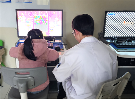 弱視訓(xùn)練現(xiàn)場(chǎng)。重慶愛爾兒童眼科醫(yī)院供圖