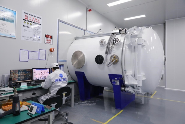 11月28日，開拓衛(wèi)星工作人員正在監(jiān)控?zé)嵴婵赵囼?yàn)設(shè)備狀態(tài)。袁巧攝