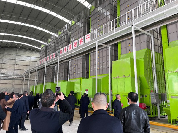 參會(huì)人員參觀銅梁區(qū)太平鎮(zhèn)團(tuán)碾村為農(nóng)服務(wù)站。記者 栗園園 攝