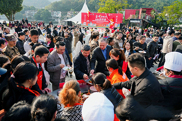 評委們對金鳳烤羊示范店進行評選。主辦方供圖