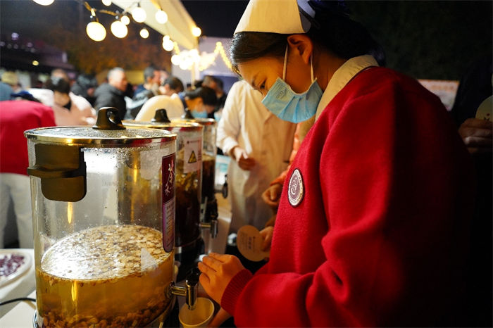 渝北區(qū)中醫(yī)藥夜市吸引民眾。李瑞琦攝