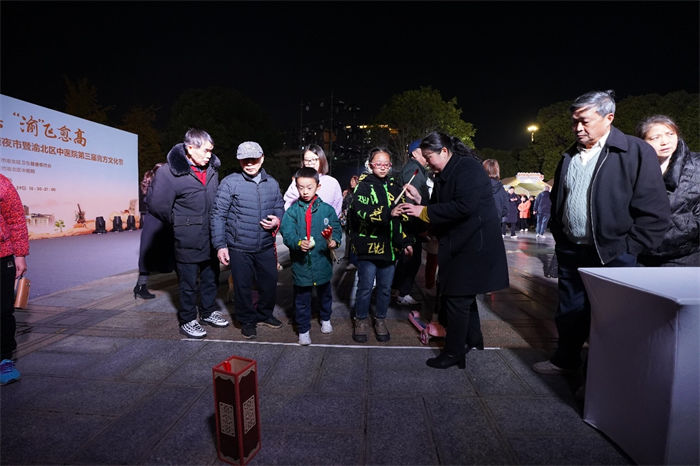 渝北區(qū)中醫(yī)藥夜市吸引民眾。李瑞琦攝