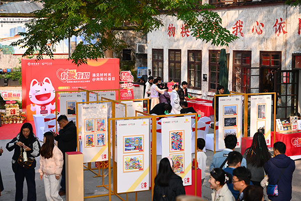 活動現(xiàn)場，市民駐足觀看公益畫作。招行重慶分行供圖