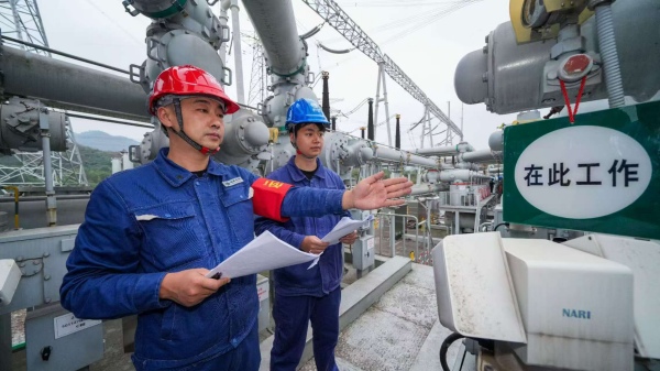 運維人員在500千伏圣泉變電站作業(yè)。國網(wǎng)重慶超高壓公司供圖