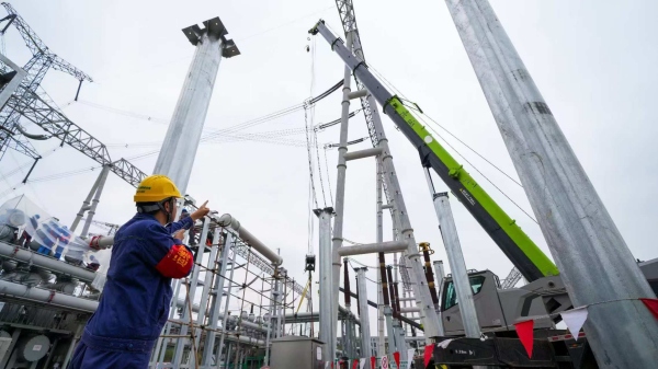 運維人員在500千伏圣泉變電站作業(yè)。國網(wǎng)重慶超高壓公司供圖