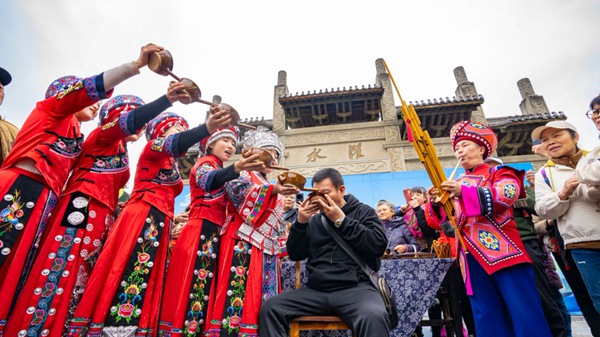 活動現(xiàn)場舉行攔門酒儀式。受訪單位供圖