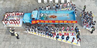 安徽省蕪湖市公安局交警支隊(duì)民警走進(jìn)轄區(qū)學(xué)校，向?qū)W生宣傳大貨車盲區(qū)等交通安全知識(shí)。陳效寶攝（影像中國(guó)）