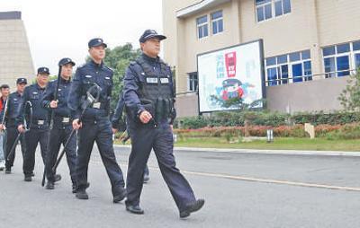 浙江省諸暨市公安局牌頭派出所民警和志愿者在轄區(qū)街道巡邏，維護(hù)交通秩序。宣國(guó)祥攝（人民視覺）