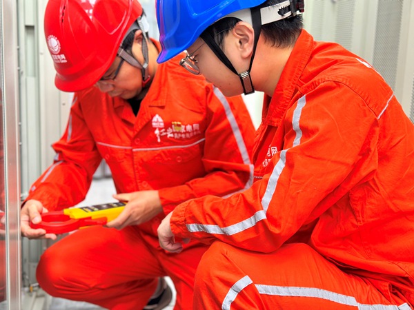 圖為秋檢現(xiàn)場。國網(wǎng)重慶超高壓公司供圖