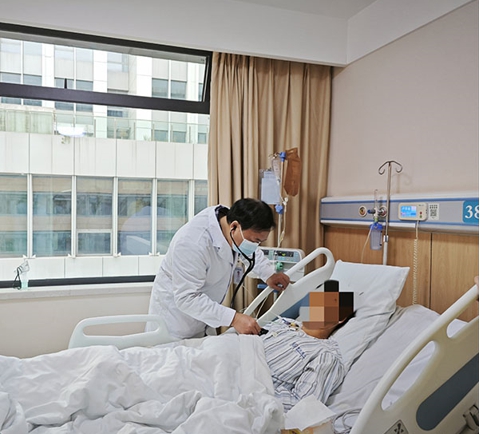 鐘前進(jìn)為患者進(jìn)行聽診檢查。重慶康心醫(yī)院供圖