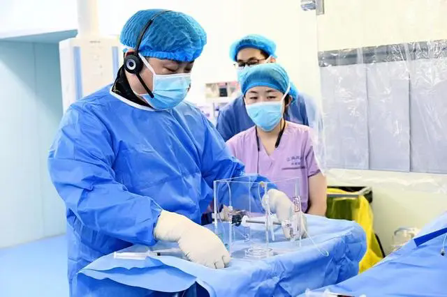 醫(yī)生實(shí)施釔90治療。受訪者供圖