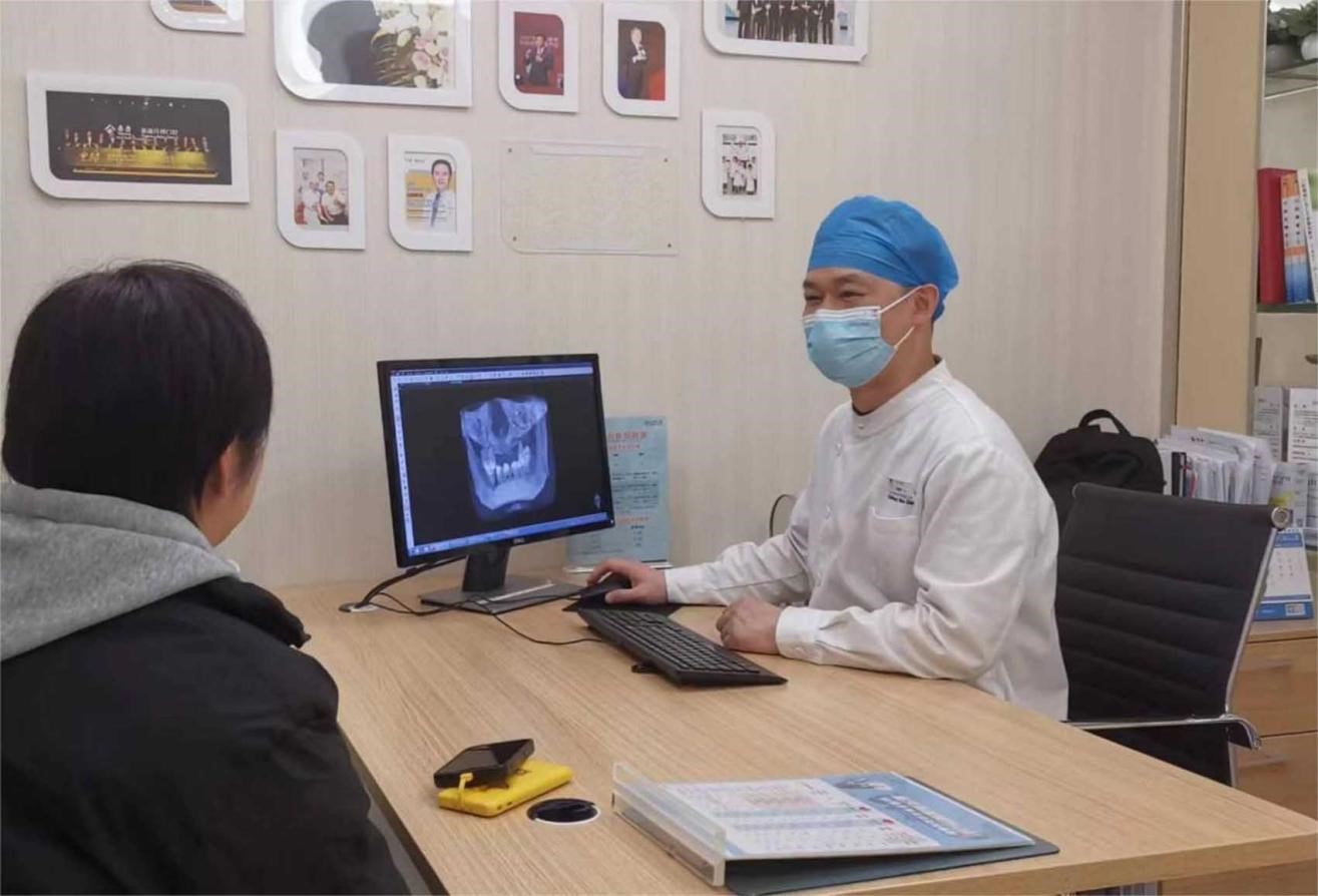 醫(yī)生為患者看診。泰康拜博口腔供圖