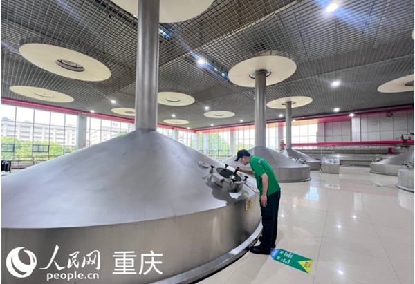 重慶啤酒工作人員楊術(shù)杰在釀造車間查看進(jìn)度（資料圖）。人民網(wǎng)記者 胡虹攝