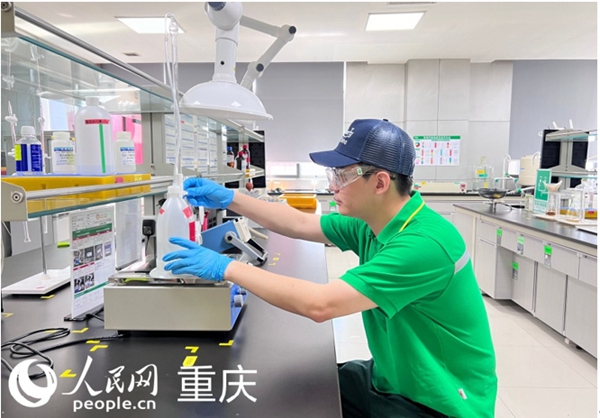 重慶啤酒工作人員楊術(shù)杰在抽檢（資料圖）。人民網(wǎng)記者 胡虹攝