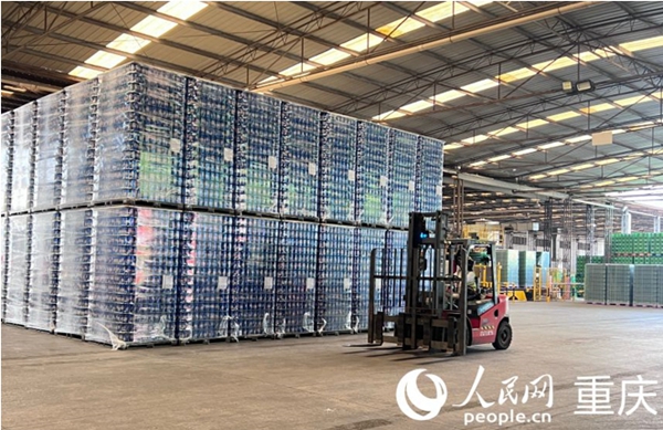 工作人員運(yùn)輸?shù)却扪b的易拉罐（資料圖）。人民網(wǎng)記者 胡虹攝