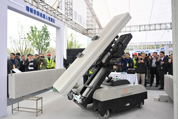 墻板安裝機(jī)器人競賽區(qū)。鄒樂攝