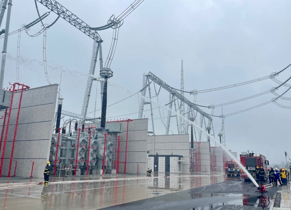 政企聯(lián)動火災(zāi)應(yīng)急實戰(zhàn)演練現(xiàn)場。國網(wǎng)重慶超高壓公司供圖