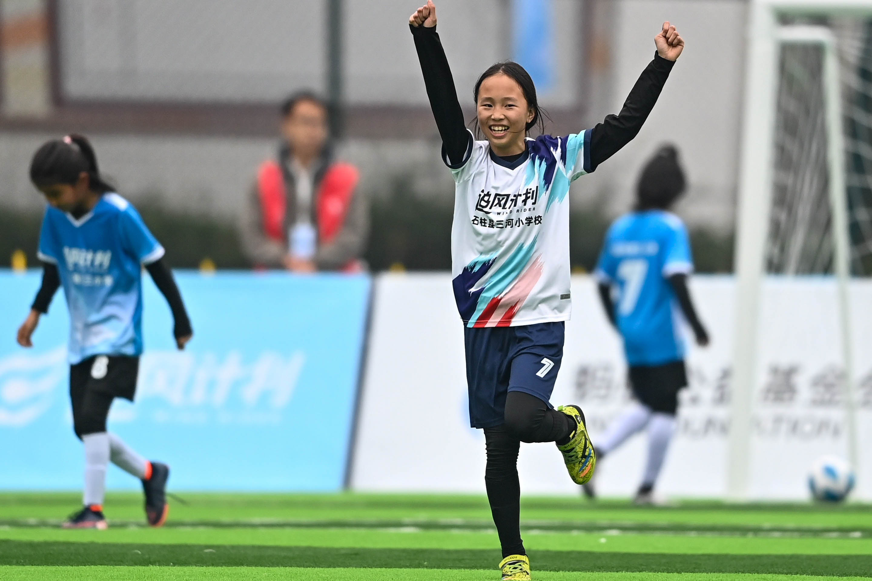 隊友陳熠馨慶祝進球。吳汪洋攝