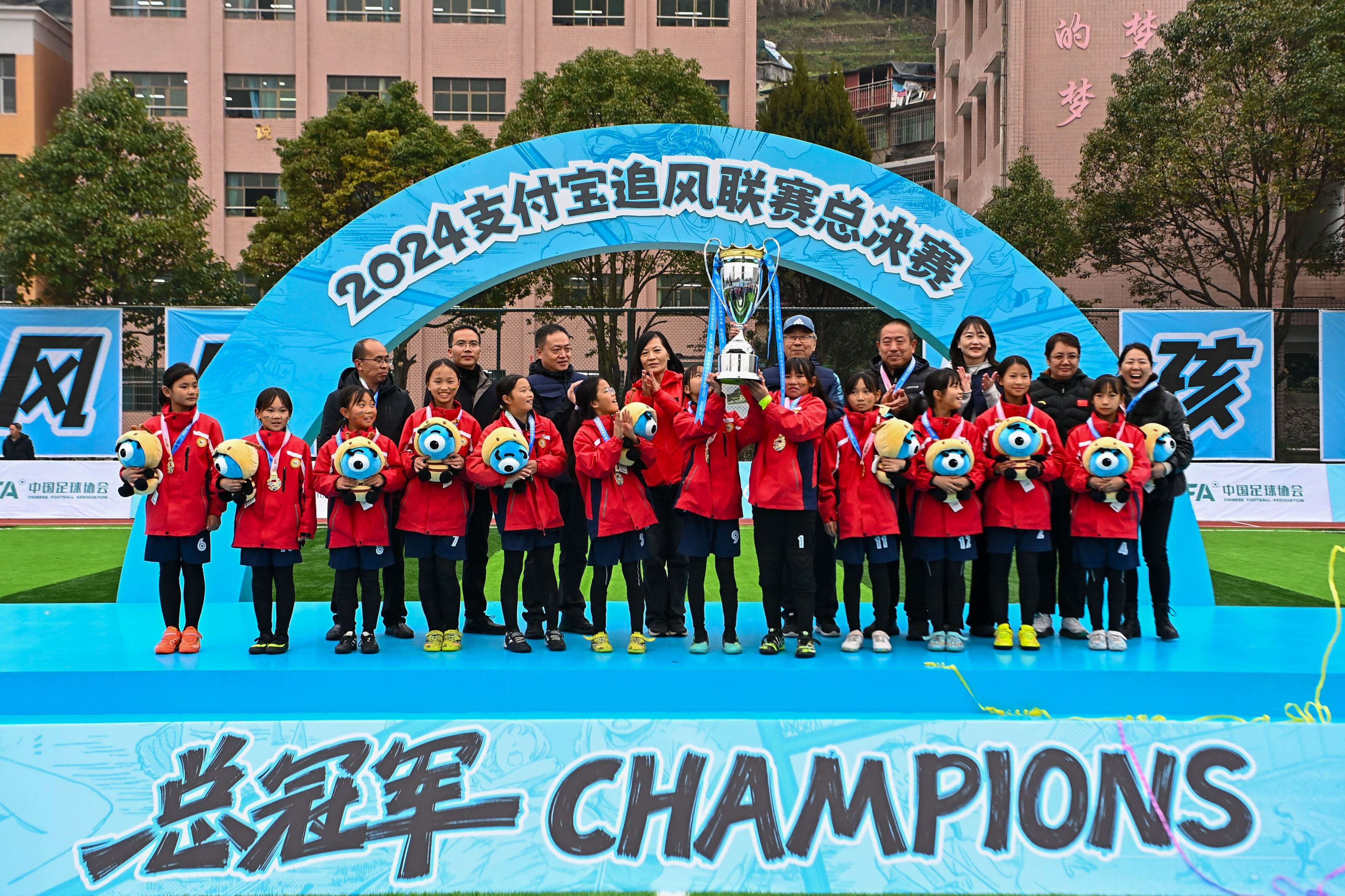 冠軍捧杯瞬間。吳汪洋攝