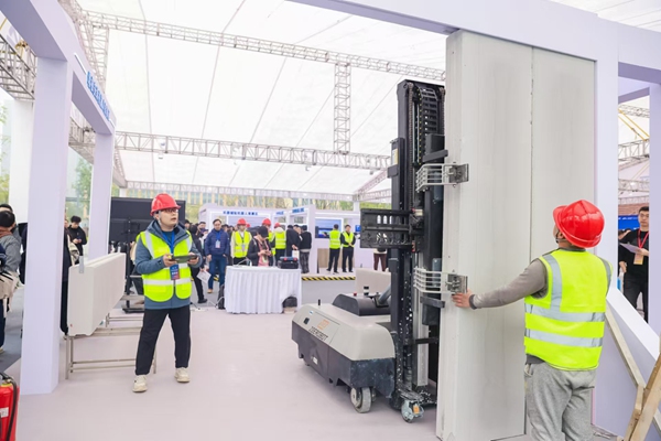 裝配式建筑預(yù)制墻板安裝機(jī)器人。受訪者供圖