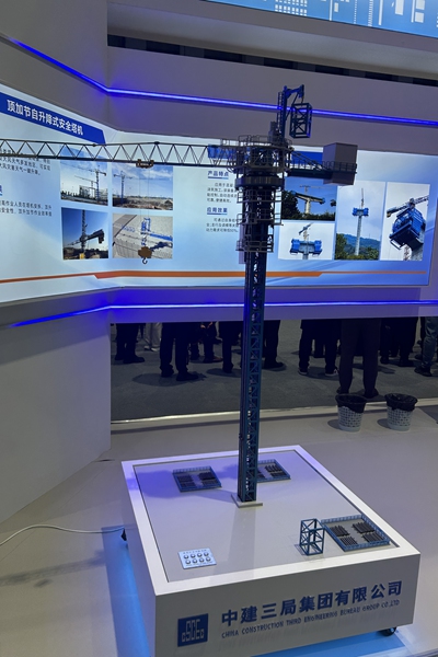 頂加節(jié)自升降式塔機(jī)模型。唐鑫攝