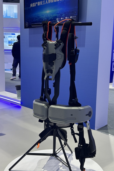 建筑助力外骨骼機(jī)器人。唐鑫攝