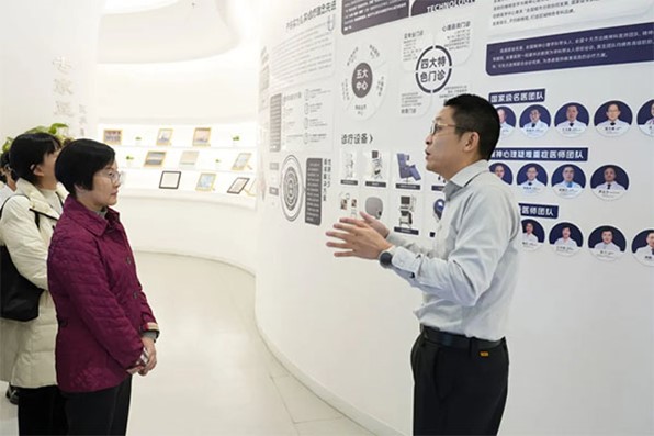 宋奇名向?qū)<医榻B醫(yī)院情況。重慶優(yōu)眠醫(yī)學(xué)中心供圖