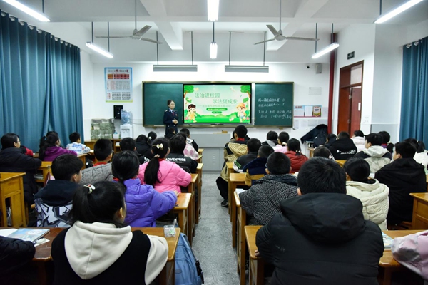 奉節(jié)縣稅務人員走進夔州小學開講普法課。蔡仲垚攝