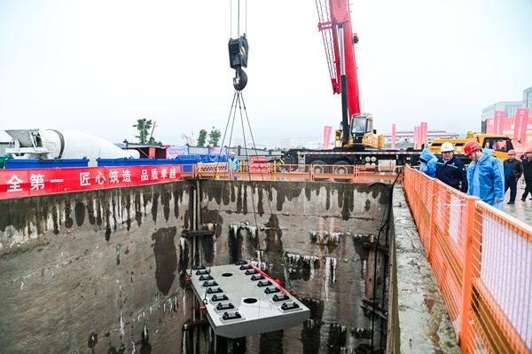 重慶軌道交通15號(hào)線二期首塊預(yù)制軌道板順利起吊下井。重慶交通開投集團(tuán)供圖