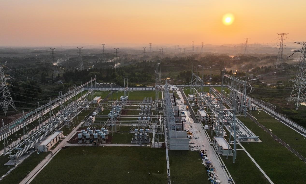 川渝1000千伏特高壓交流工程重慶段巴岳站。李濤攝