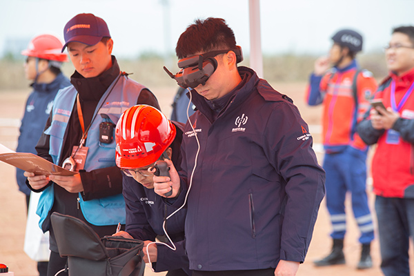 重慶鐵塔隊(duì)員用雙手靈活控制無(wú)人機(jī)。重慶鐵塔供圖