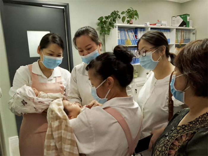 媽媽帶著寶寶回醫(yī)院看望向輝醫(yī)生。院方供圖