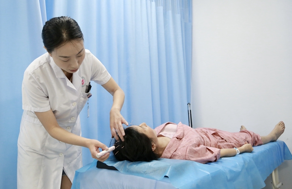 中醫(yī)師為失眠患者做針灸治療。曾英豪攝