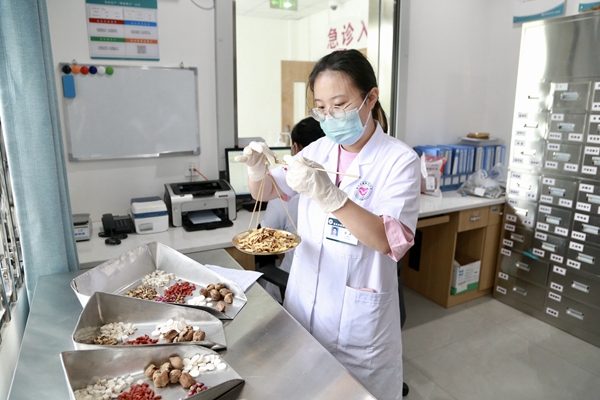 中藥師正在做中藥調(diào)配。曾英豪攝