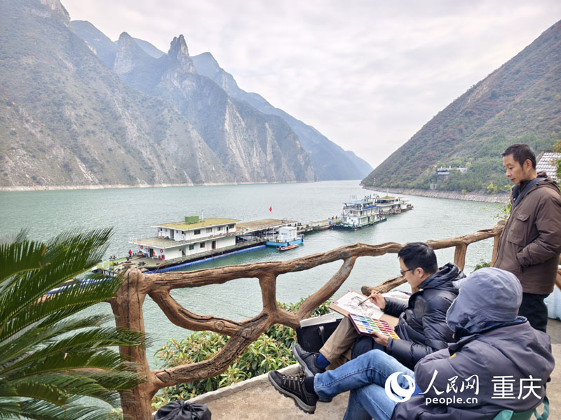 藝術(shù)家們在巫峽神女峰對岸創(chuàng)作采風。人民網(wǎng) 陳琦攝