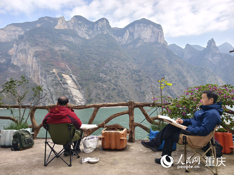 藝術(shù)家們在巫峽神女峰對岸創(chuàng)作采風。人民網(wǎng) 陳琦攝