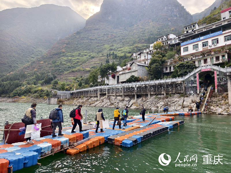 藝術(shù)家們走進巫峽神女峰畔進行采風創(chuàng)作。人民網(wǎng) 陳琦攝