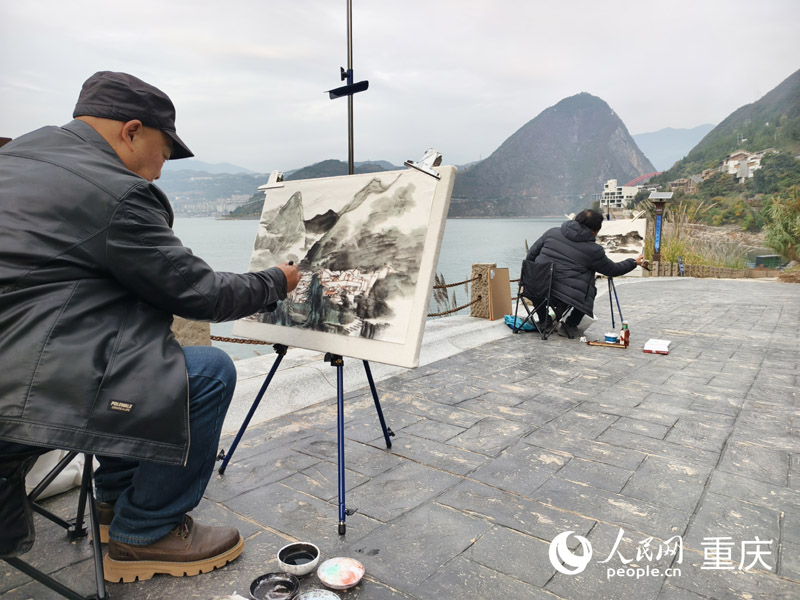 藝術(shù)家們在巫山三峽里·竹枝村創(chuàng)作采風。人民網(wǎng) 陳琦攝
