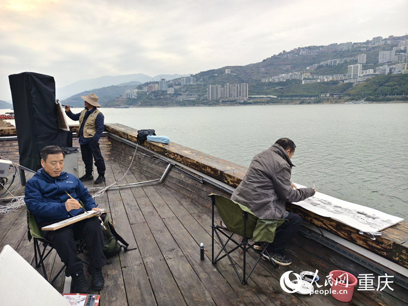 藝術(shù)家們在巫山三峽里·竹枝村創(chuàng)作采風。人民網(wǎng) 陳琦攝