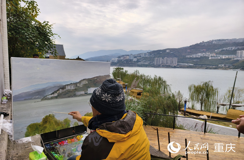 藝術(shù)家們在巫山三峽里·竹枝村創(chuàng)作采風。人民網(wǎng) 陳琦攝