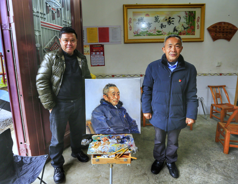 中國美協(xié)副主席、重慶市文聯(lián)副主席、重慶市美協(xié)主席龐茂琨為巫山縣下莊村村支書毛相林繪肖像畫。重慶市美協(xié)供圖