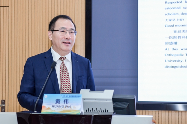 重醫(yī)附一院骨科主任黃偉以全英文的形式進行學術分享。重慶醫(yī)科大學附屬第一醫(yī)院供圖