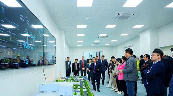 參觀康明斯中國(guó)微電網(wǎng)創(chuàng)新中心?？得魉构﹫D