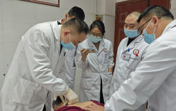 王吉龍（左一）在綏江縣中醫(yī)院現(xiàn)場教學。