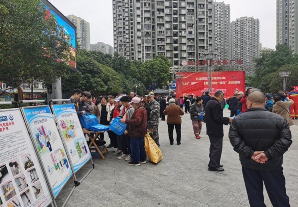 重慶燃氣中梁山公司在九龍坡區(qū)公租房開展科普宣傳。重慶燃氣集團供圖