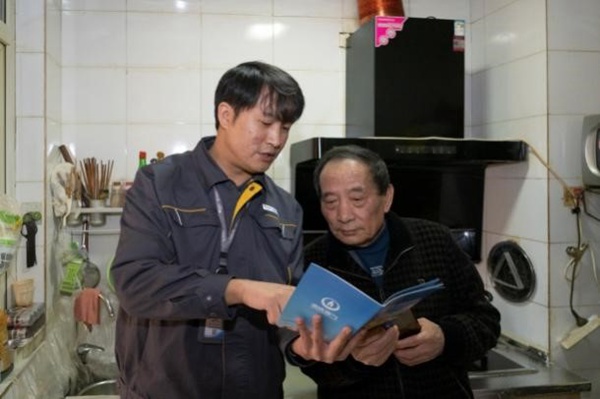 重慶燃氣中梁山公司工作人員向用戶講解用氣安全知識。重慶燃氣集團供圖