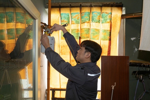 重慶燃氣中梁山公司工作人員為燃氣用戶換新表。重慶燃氣集團供圖