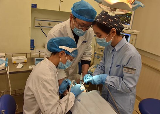 治療現(xiàn)場。泰康拜博口腔供圖
