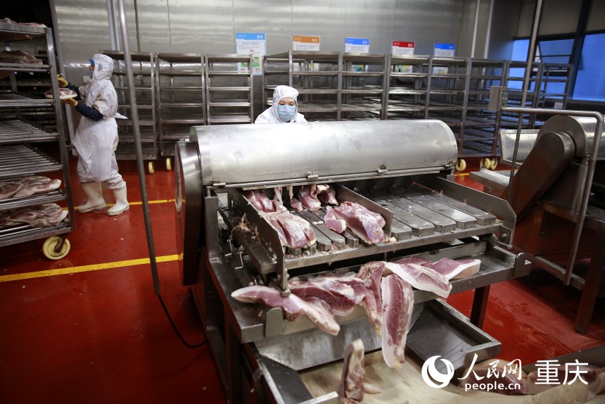 智能車間里，工人們用機器對豬肉進行分割。人民網(wǎng)記者 劉政寧攝