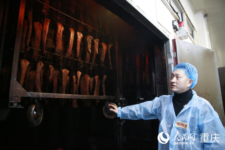 美綴美公司自主研發(fā)的控溫控濕、自動提升、整車進整車出的智能炕房。人民網(wǎng)記者 劉政寧攝